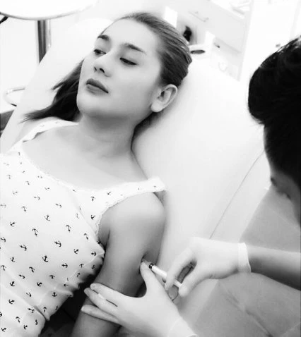 Sao nữ Vbiz bị hải quan giữ lại vì mặt lạ hoắc sau khi phẫu thuật thẩm mỹ, thừa nhận sức khỏe yếu đi rõ rệt - Hình 6