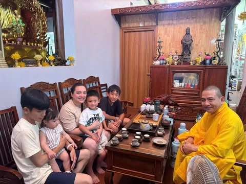 Con gái cố nghệ sĩ Phi Nhung về Việt Nam - Hình 1