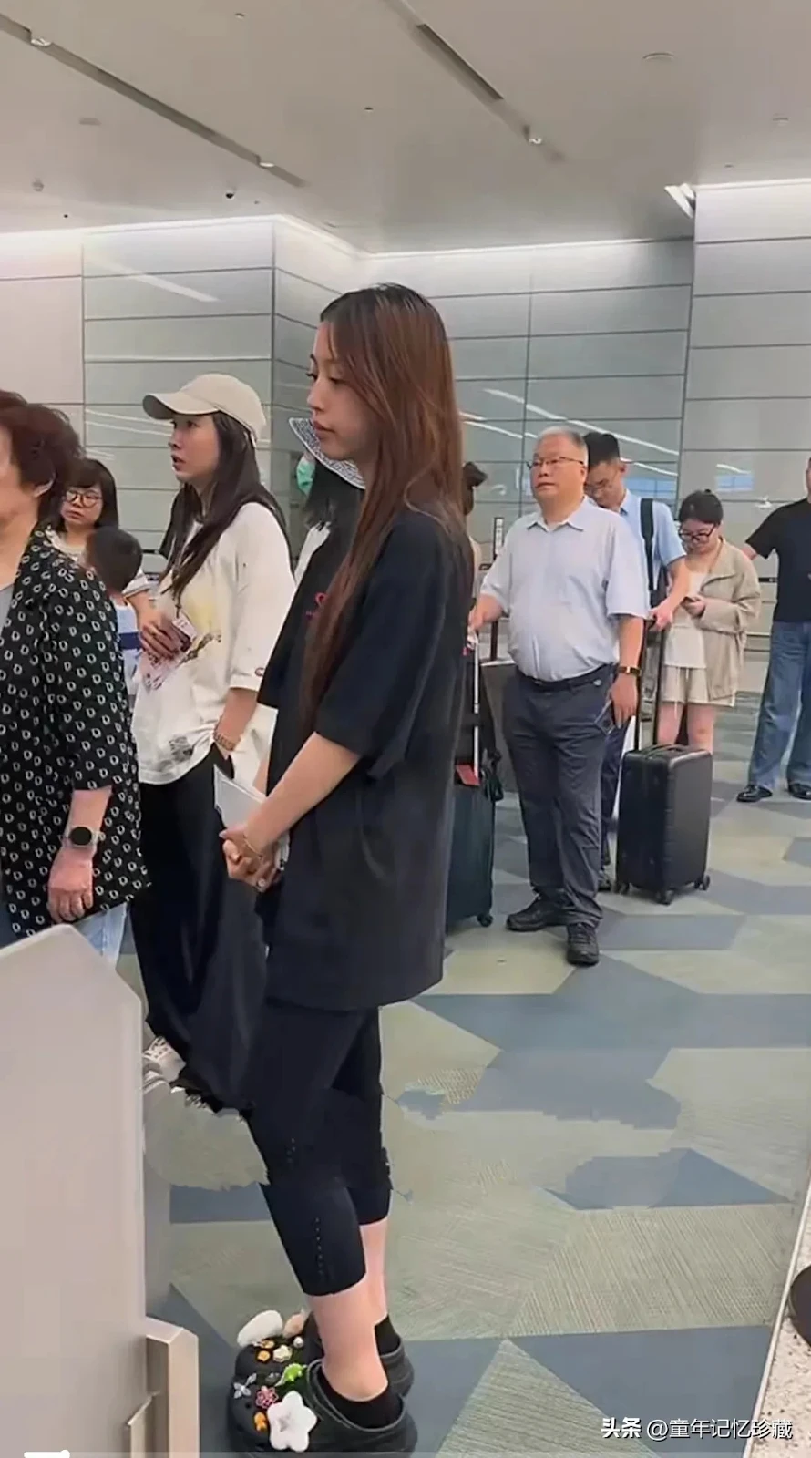 Con gái Triệu Vy xuống sắc giữa ồn ào, bắt chước BLACKPINK, mẹ ruột gây chú ý? - Hình 1