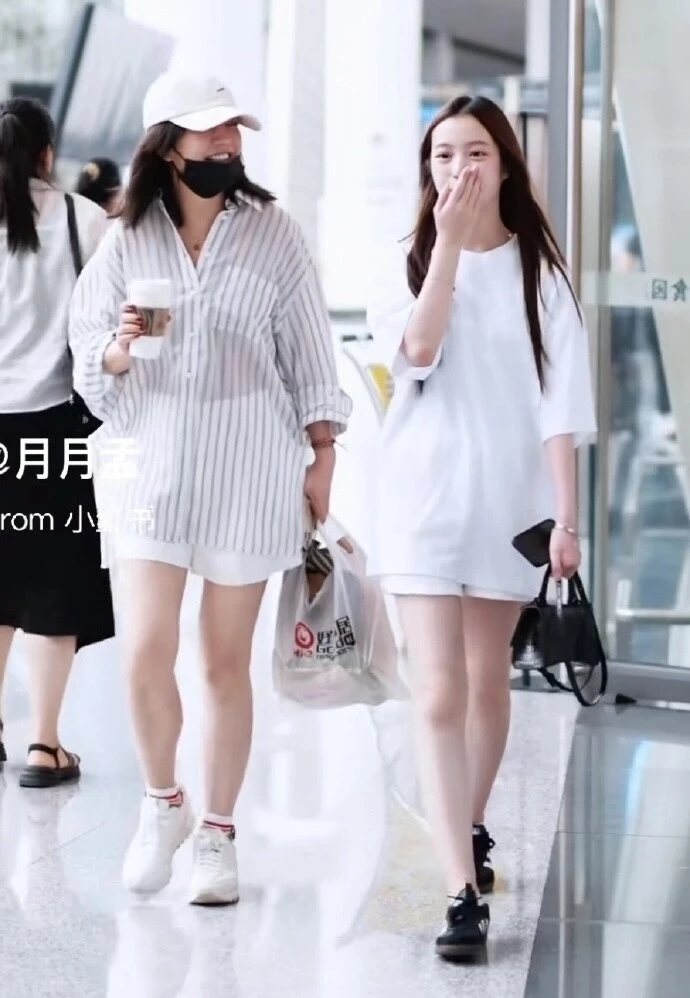Con gái Triệu Vy xuống sắc giữa ồn ào, bắt chước BLACKPINK, mẹ ruột gây chú ý? - Hình 8