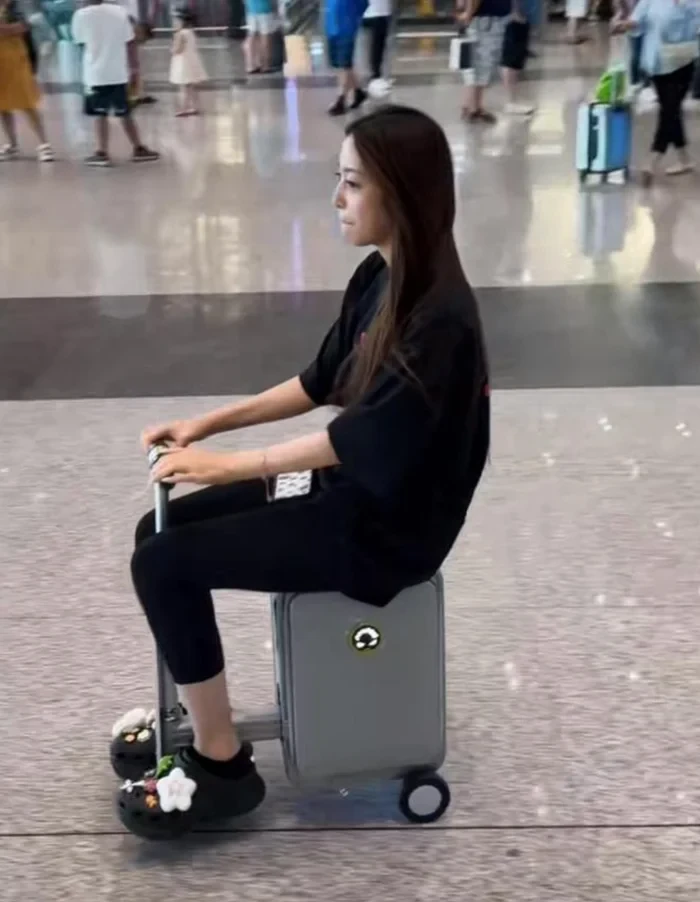 Con gái Triệu Vy xuống sắc giữa ồn ào, bắt chước BLACKPINK, mẹ ruột gây chú ý? - Hình 2