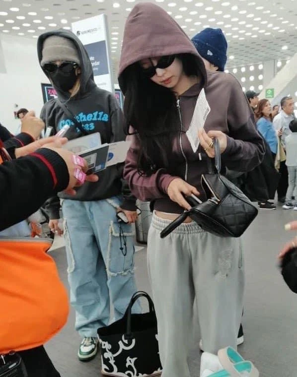 Rosé (BLACKPINK) dạy dỗ Jennie, nghi vấn bằng mặt không bằng lòng, sắp tan rã? - Hình 2