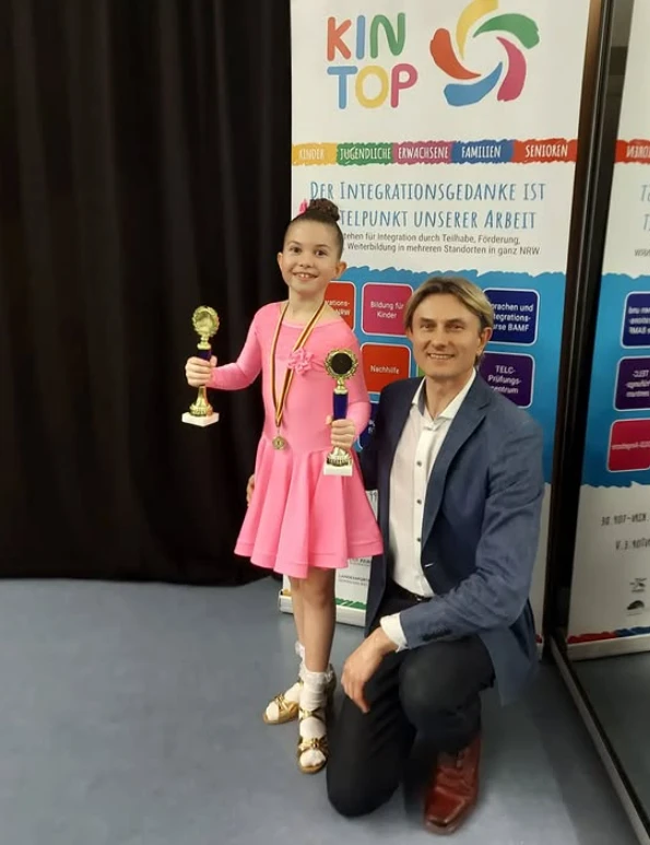 Sergejs Sinkins: Quý ông Ferrari trọng tài Dancesport, lộ chi tiết CĐM mê mệt - Hình 8