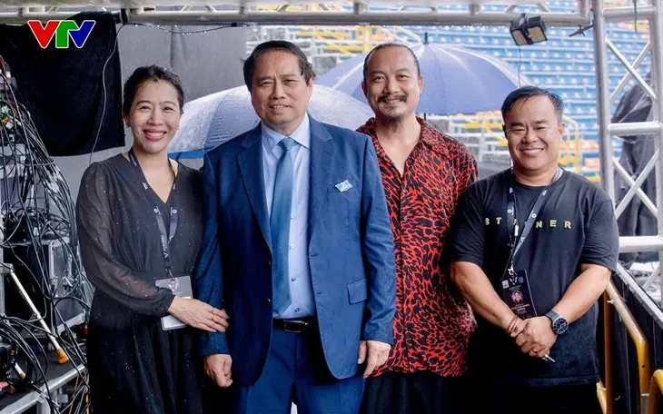 Thủ tướng ghé thăm ê kíp concert quốc gia, ôm động viên ca sĩ MONO - Hình 1