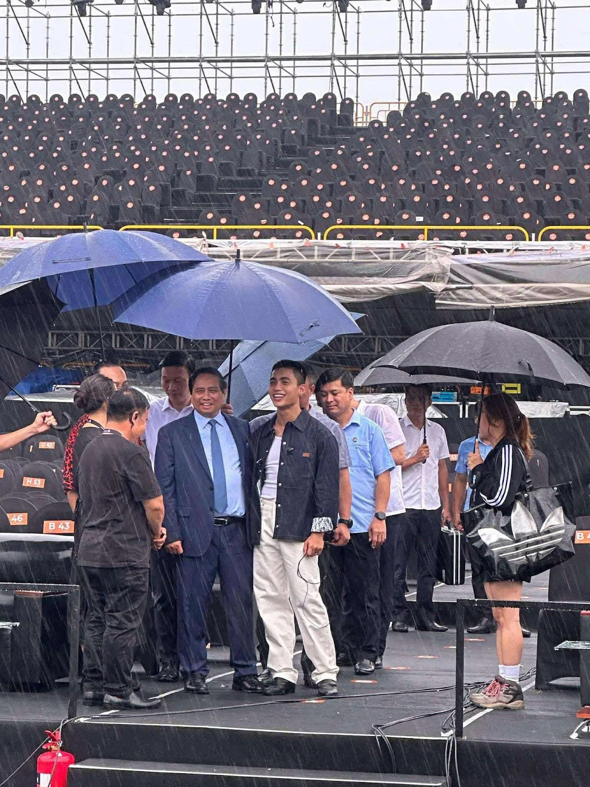 Thủ tướng ghé thăm ê kíp concert quốc gia, ôm động viên ca sĩ MONO - Hình 6
