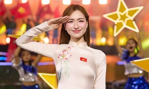 Thủ tướng ghé thăm ê kíp concert quốc gia, ôm động viên ca sĩ MONO - Hình 7