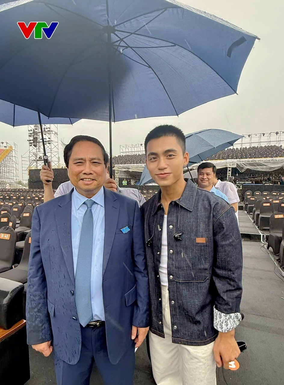 Thủ tướng ghé thăm ê kíp concert quốc gia, ôm động viên ca sĩ MONO - Hình 4