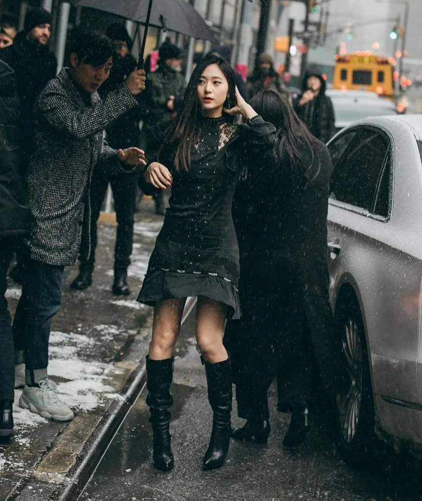 Công chúa chảnh nhất Kpop cân đồ hiệu đẹp hơn người mẫu, từng mặc áo mưa cũng viral - Hình 8