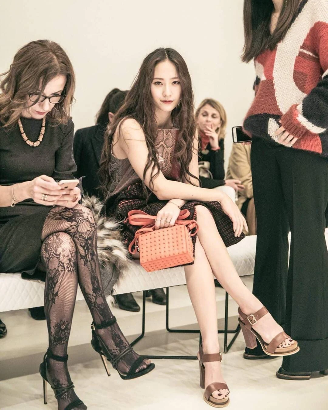 Công chúa chảnh nhất Kpop cân đồ hiệu đẹp hơn người mẫu, từng mặc áo mưa cũng viral - Hình 4