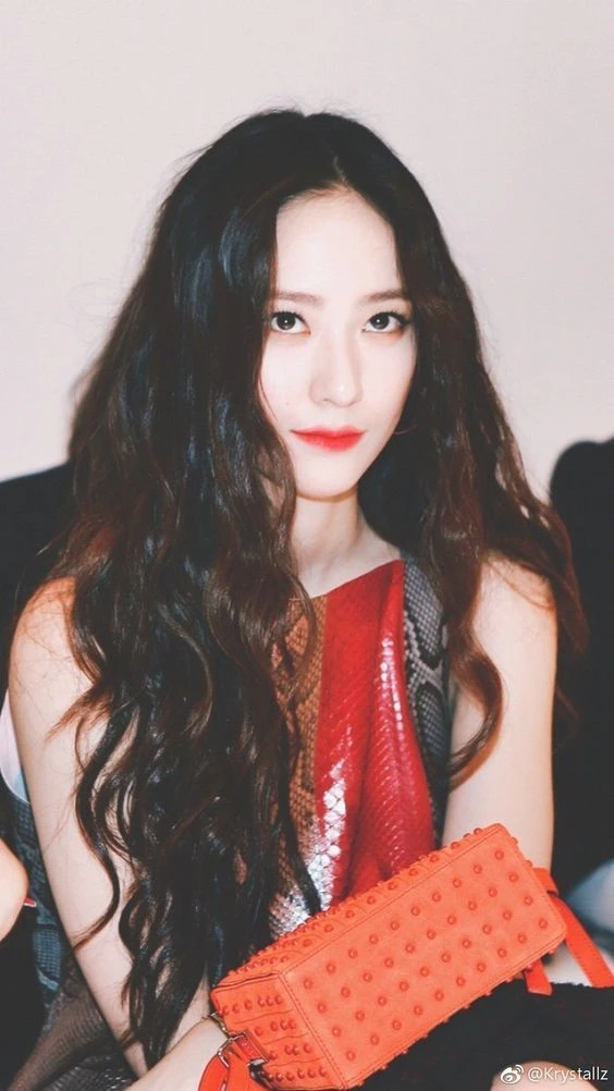Công chúa chảnh nhất Kpop cân đồ hiệu đẹp hơn người mẫu, từng mặc áo mưa cũng viral - Hình 2