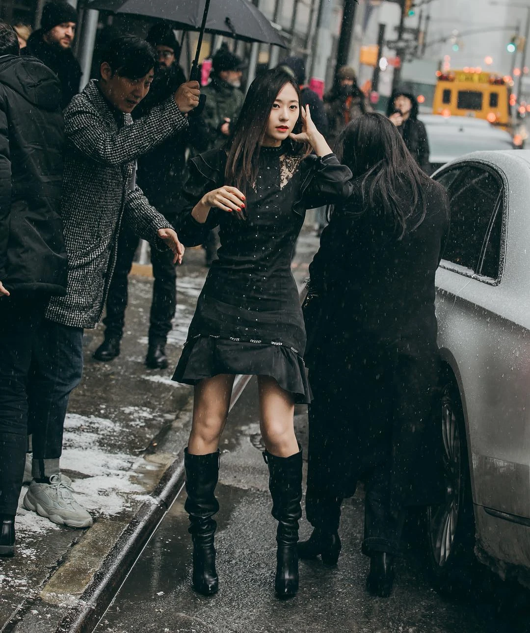 Công chúa chảnh nhất Kpop cân đồ hiệu đẹp hơn người mẫu, từng mặc áo mưa cũng viral - Hình 6