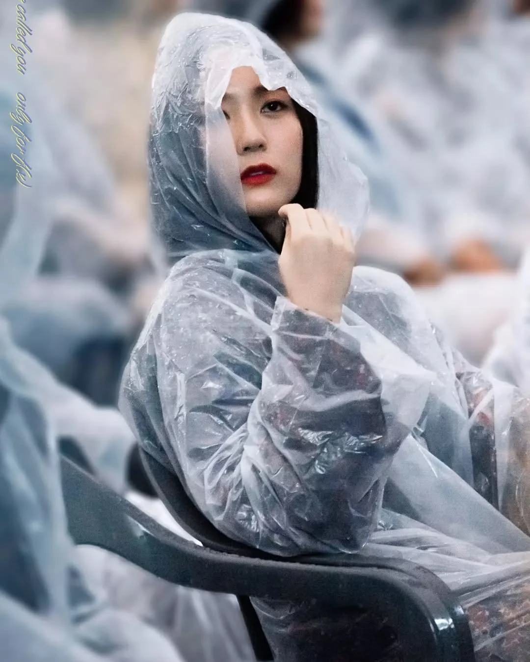 Công chúa chảnh nhất Kpop cân đồ hiệu đẹp hơn người mẫu, từng mặc áo mưa cũng viral - Hình 28