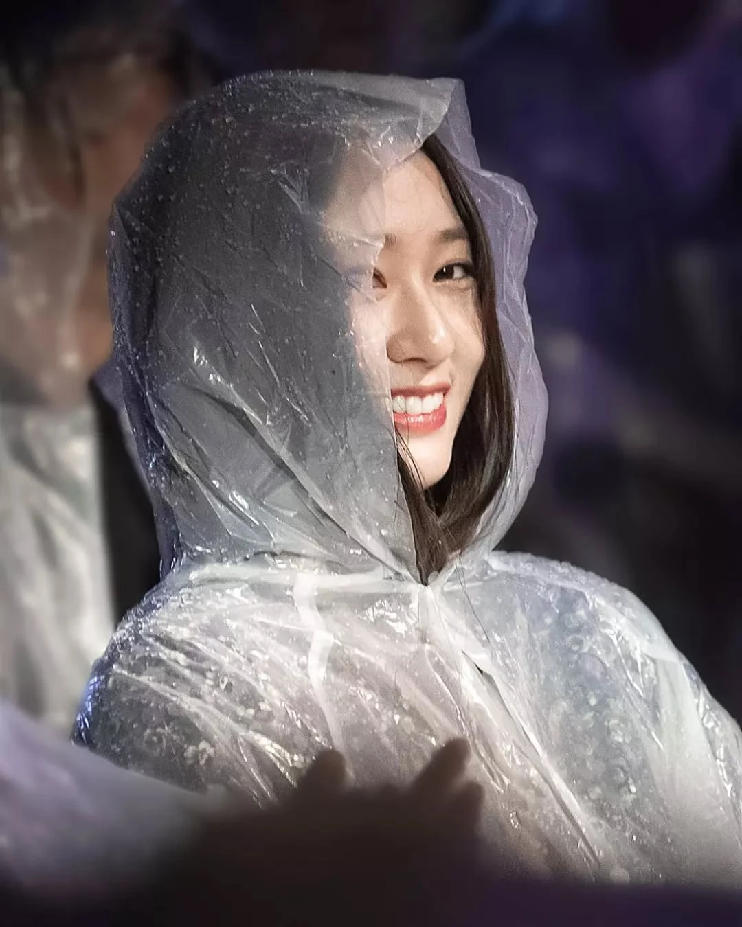 Công chúa chảnh nhất Kpop cân đồ hiệu đẹp hơn người mẫu, từng mặc áo mưa cũng viral - Hình 26