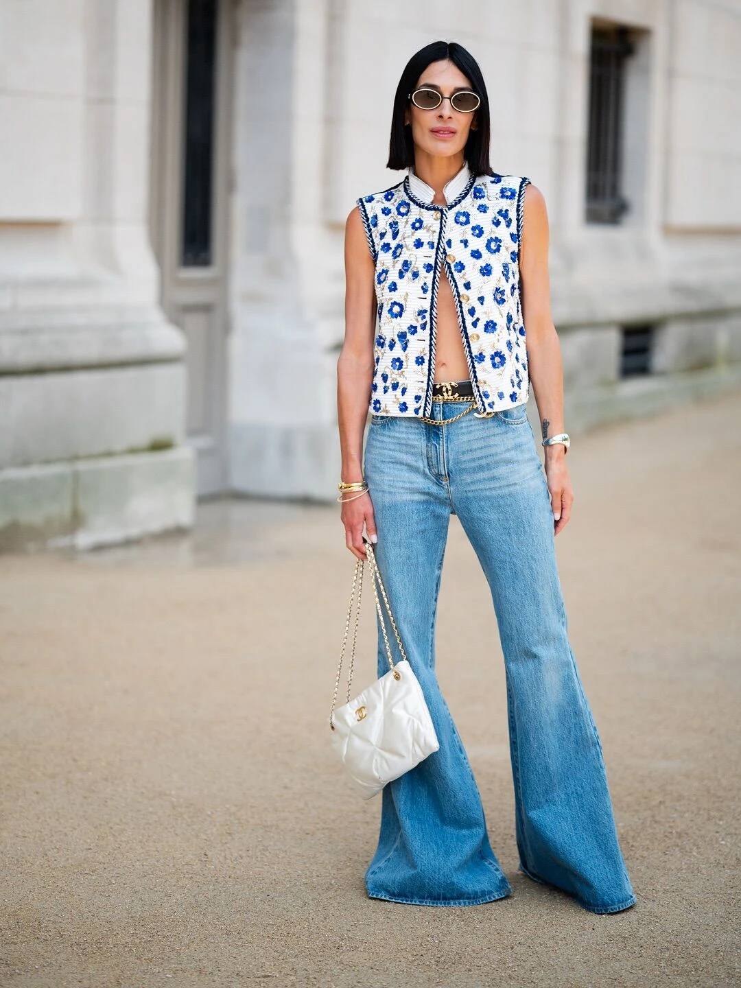 Những kiểu áo hợp mặc cùng quần jeans, thu hút mọi ánh nhìn - Hình 10