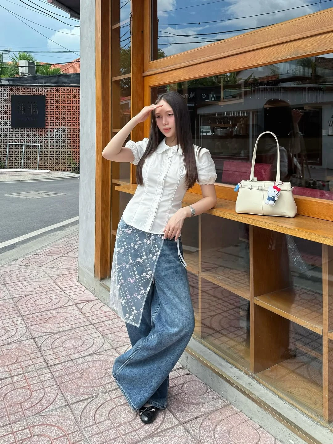 Những kiểu áo hợp mặc cùng quần jeans, thu hút mọi ánh nhìn - Hình 2