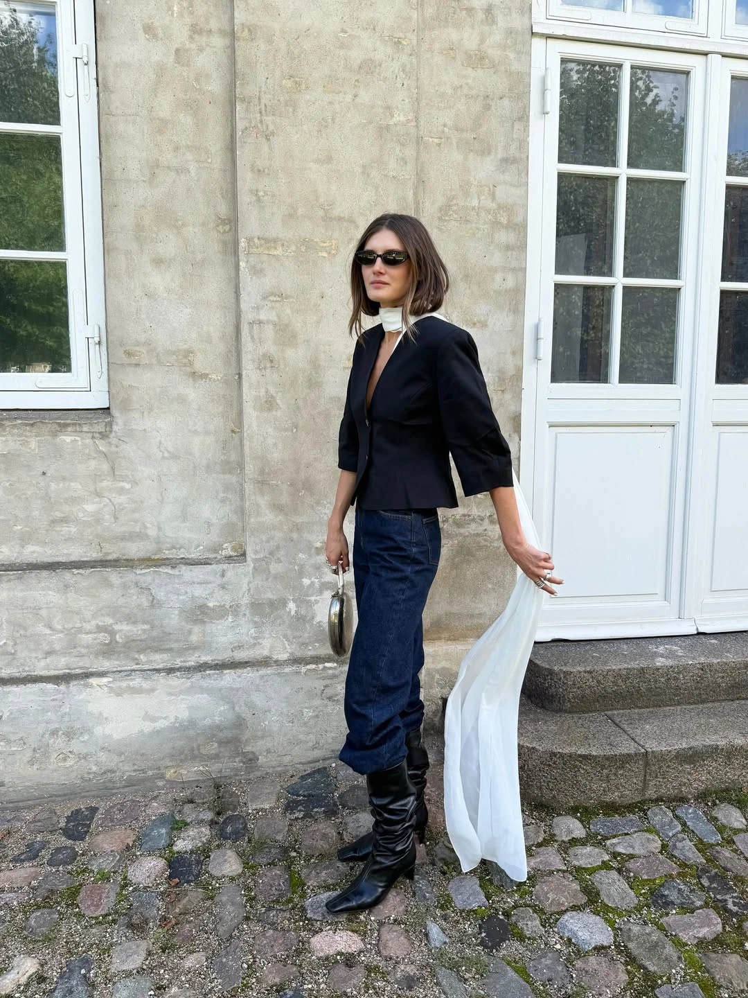 Những kiểu áo hợp mặc cùng quần jeans, thu hút mọi ánh nhìn - Hình 3