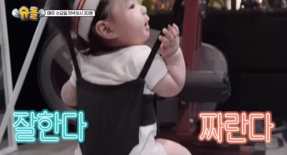 Sao nhí hot nhất showbiz hiện nay: Quý tử đầu lòng của bản sao Jungkook, tóc dày và xinh đến mức cả ngàn người xin vía - Hình 6