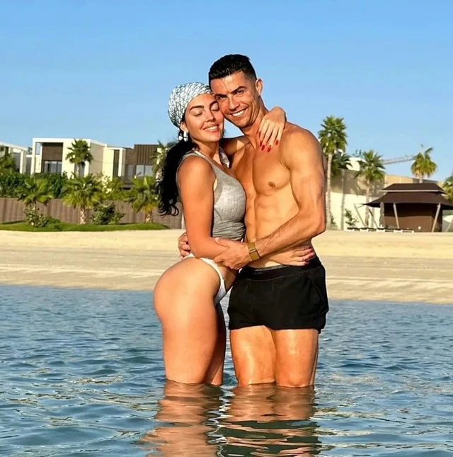 Tình yêu cổ tích của Ronaldo và Georgina: Tiếng sét ái tình, nữ nhân viên Gucci đổi đời thành bà chủ tài sản tỷ đô - Hình 6
