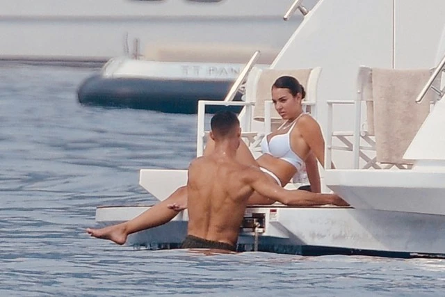 Tình yêu cổ tích của Ronaldo và Georgina: Tiếng sét ái tình, nữ nhân viên Gucci đổi đời thành bà chủ tài sản tỷ đô - Hình 4