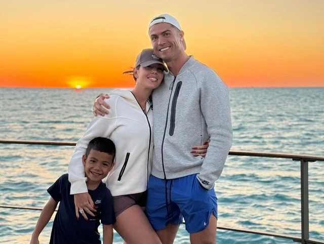 Tình yêu cổ tích của Ronaldo và Georgina: Tiếng sét ái tình, nữ nhân viên Gucci đổi đời thành bà chủ tài sản tỷ đô - Hình 2