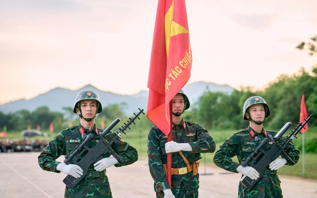 Lê Hoàng Hiệp thoại 7 chữ bị Bình An tung ảnh hậu trường, fan xuýt xoa 1 điều! - Hình 1