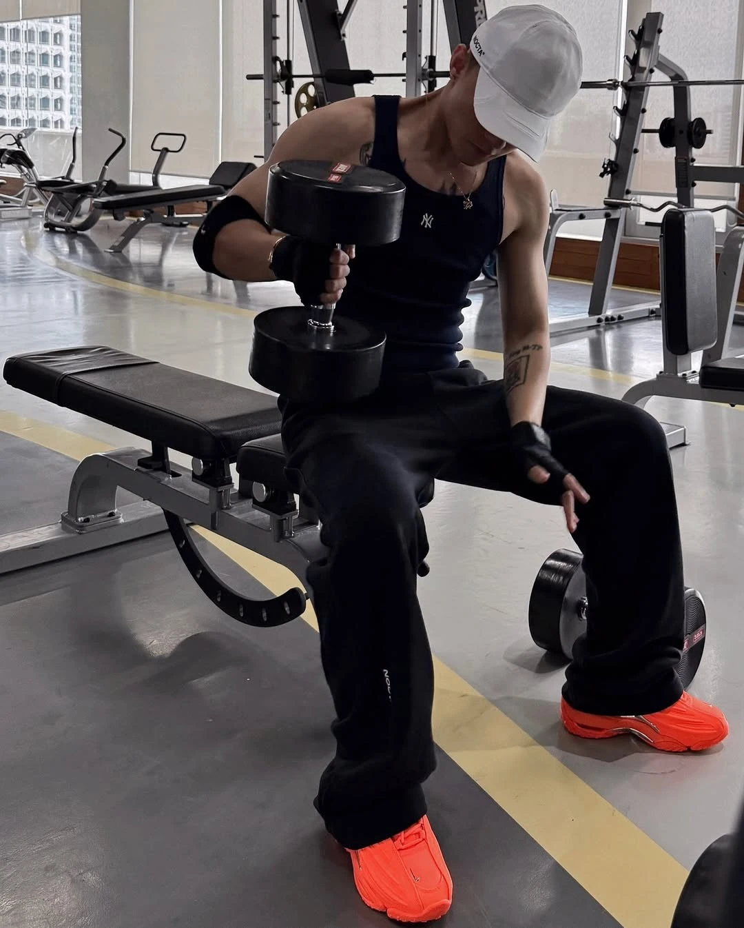 Sơn Tùng bị bóc dùng lại áo đôi Thiều Bảo Trâm! fan tung loạt chi tiết lạ! - Hình 2