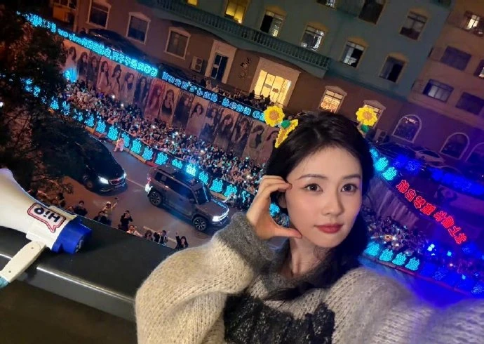 Bạch Lộc liên tục bị khán giả gây rối - Hình 1