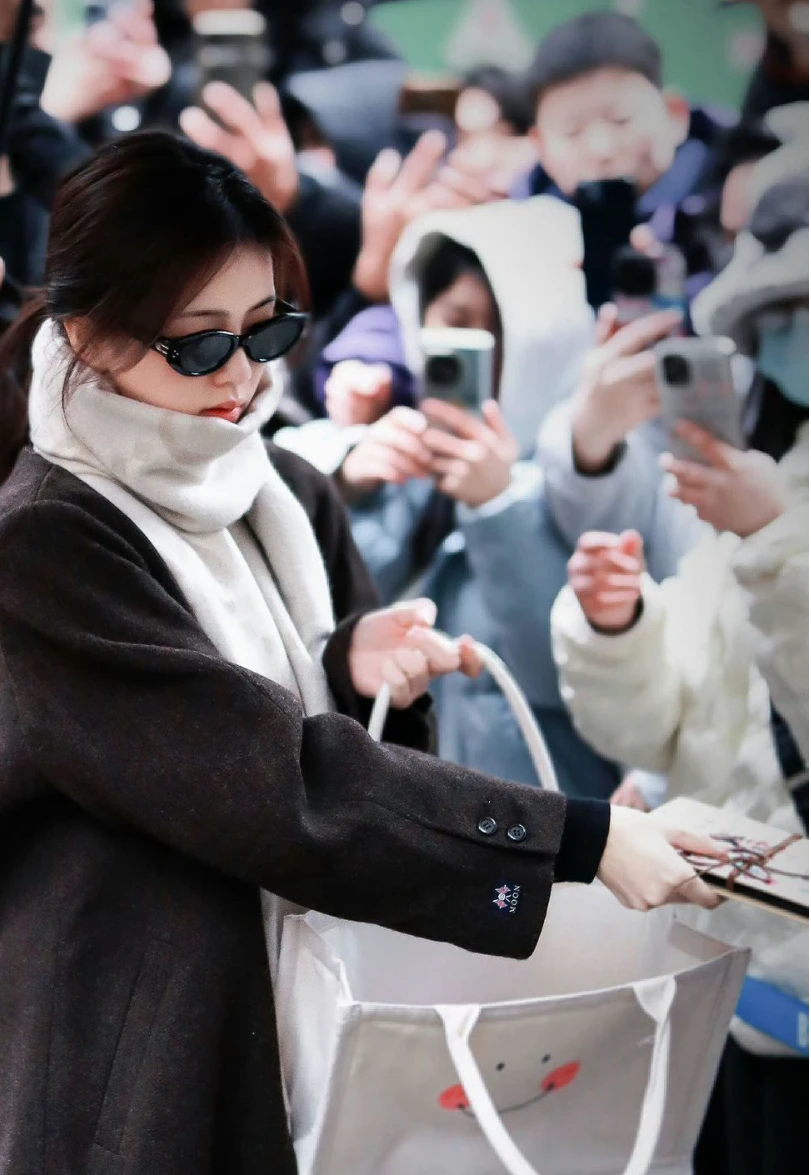 Bạch Lộc liên tục bị khán giả gây rối - Hình 2