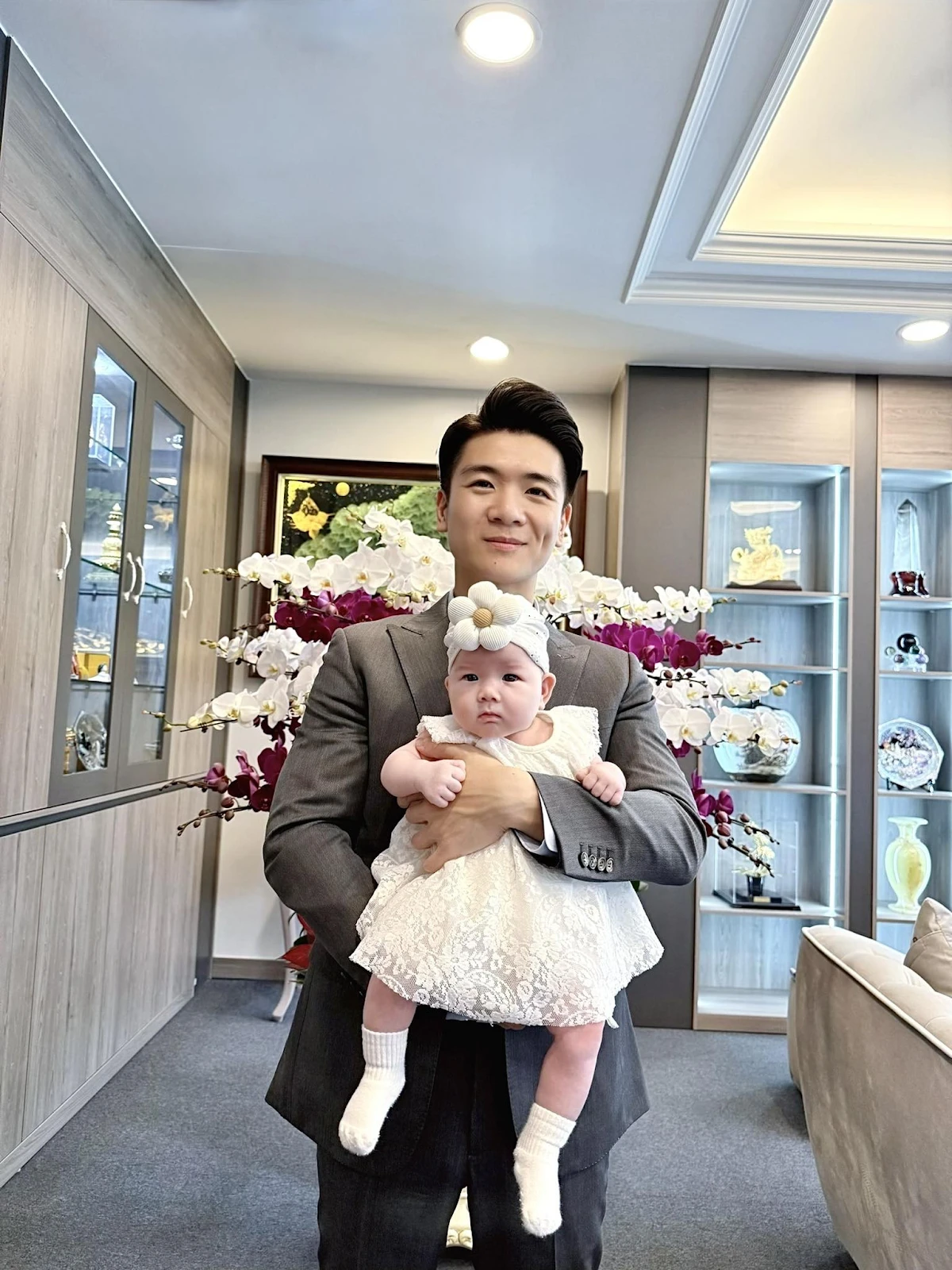 Bố đơn thân nghìn tỷ Đỗ Quang Vinh khoe body 6 múi, lộ mặt con gái thứ 3 - Hình 4