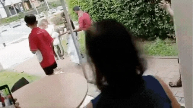 Đi uống cà phê bất ngờ gặp trăn khủng, cả quán đồng loạt hợp sức để vây bắt vị khách không mời - Hình 5