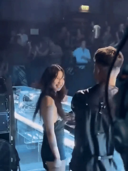 Jennie (BLACKPINK) nghỉ phép, rời nhóm đánh lẻ trai lạ, fan nói 1 câu quá thấm - Hình 9