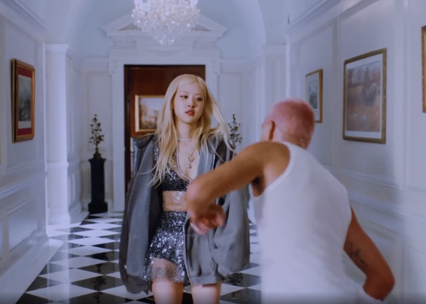 Lisa gặp kiếp nạn 81 với fandom giống Rosé, loạt sao nam lọt vào danh sách đen - Hình 5