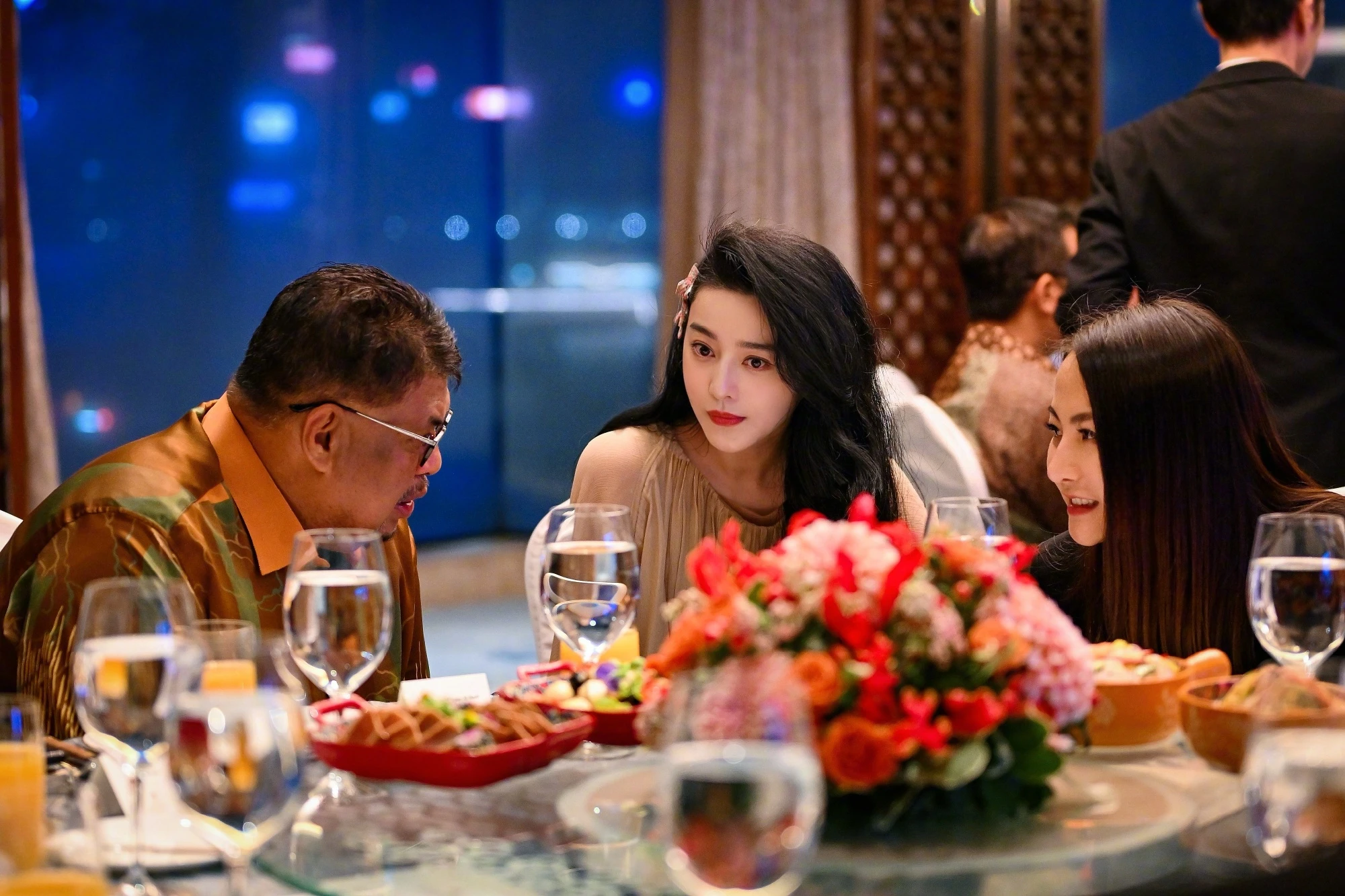 Phạm Băng Băng cũng có ngày này: Đi bán mỹ phẩm ở trung tâm thương mại, muốn gặp mặt phải chi 8 triệu! - Hình 9