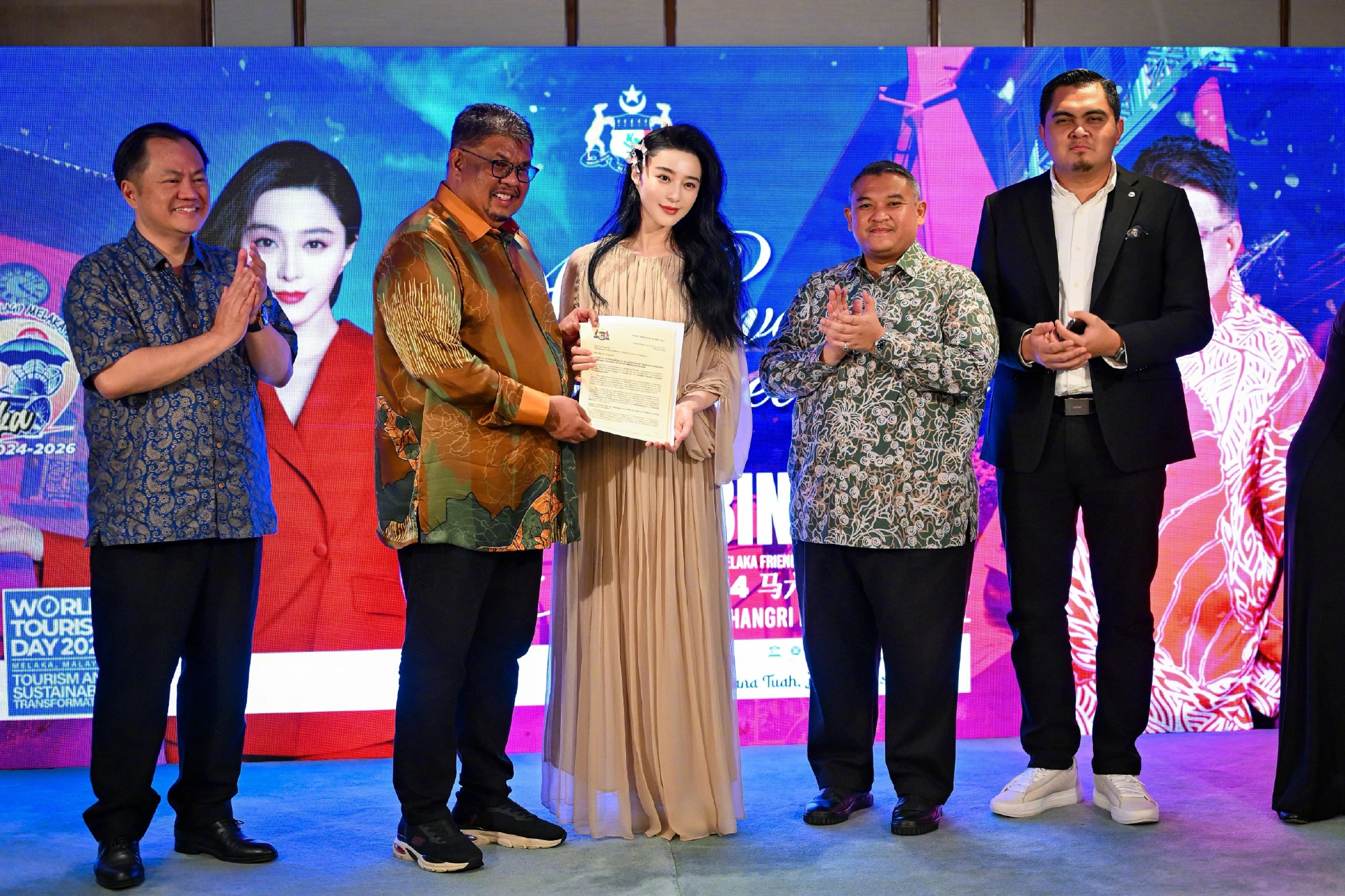 Phạm Băng Băng cũng có ngày này: Đi bán mỹ phẩm ở trung tâm thương mại, muốn gặp mặt phải chi 8 triệu! - Hình 6