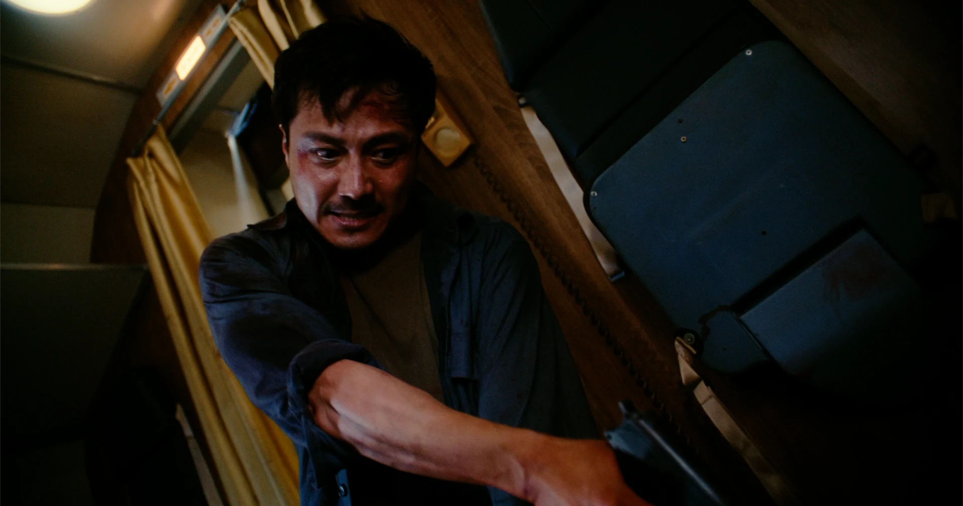 Tử Chiến Trên Không tung trailer cực căng: Thái Hòa tàn bạo chưa từng thấy, đẫm máu đến từng khung hình - Hình 4