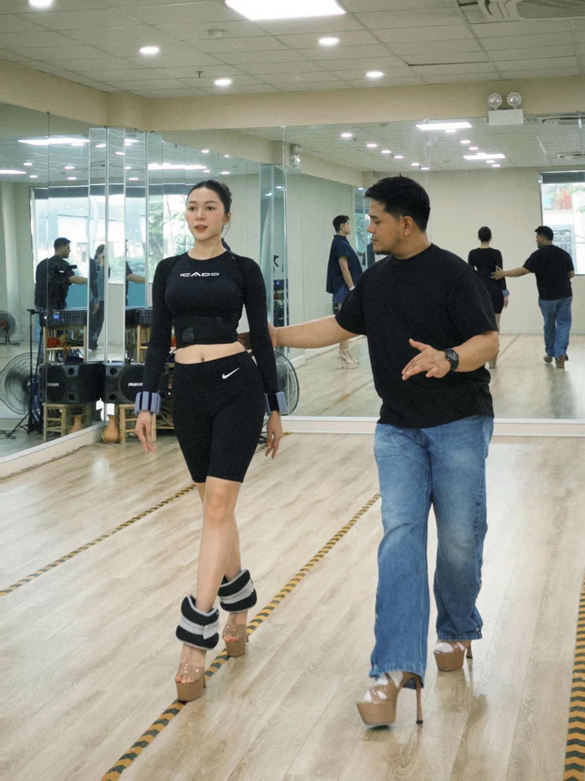 Hoa hậu Kiều Duy diện áo dài trắng trong bộ ảnh gửi đến Miss International - Hình 3