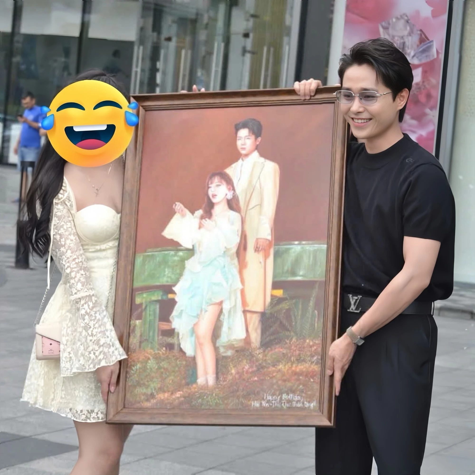 Tăng Duy Tân mê Bích Phương tới cỡ này: Tay ôm khư khư 1 thứ, miệng cười như trúng số! - Hình 1