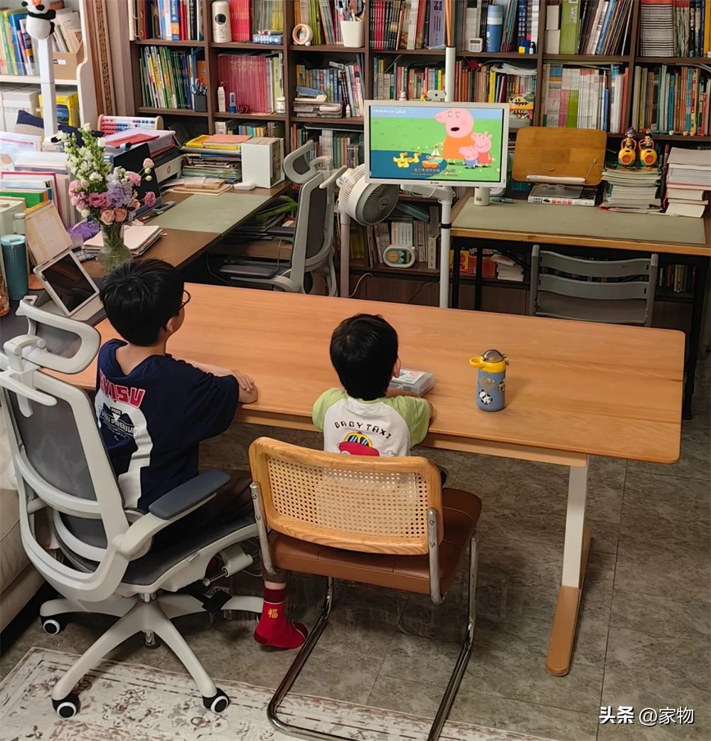 Gia đình 4 người bỏ sofa giữa nhà, kê 3 chiếc bàn học trong phòng khách: Cách bố trí gây bất ngờ nhưng ai cũng muốn học theo - Hình 3