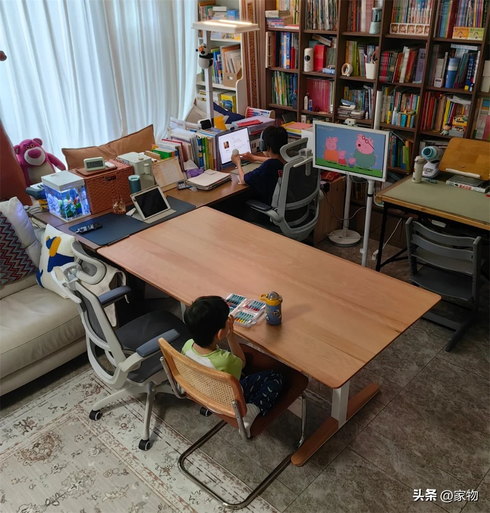 Gia đình 4 người bỏ sofa giữa nhà, kê 3 chiếc bàn học trong phòng khách: Cách bố trí gây bất ngờ nhưng ai cũng muốn học theo - Hình 4