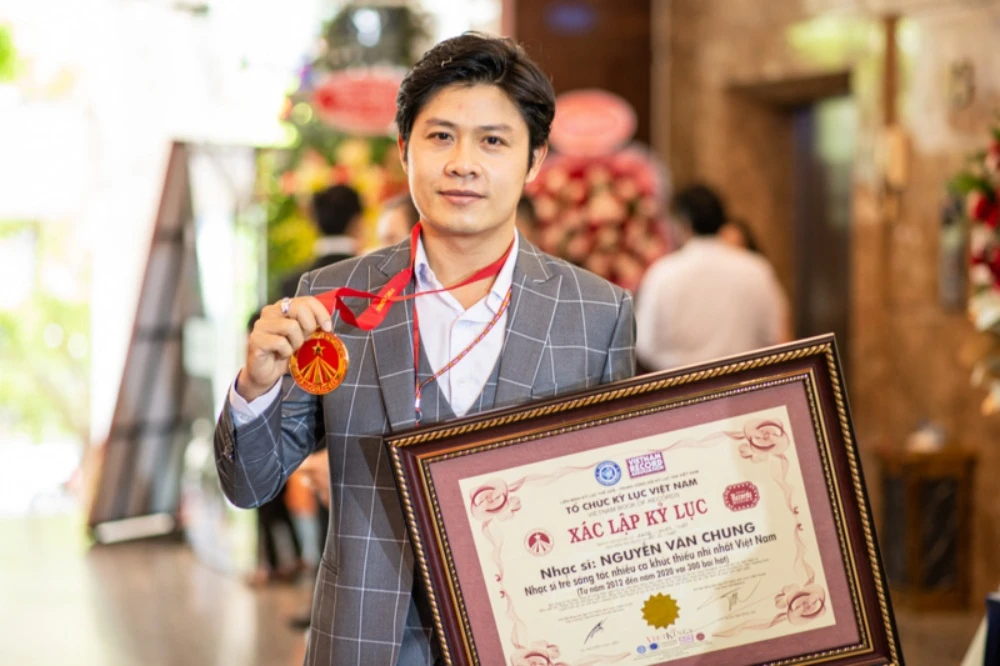 NS Nguyễn Văn Chung: Cha đẻ hit triệu view, sự nghiệp góc khuất ít người biết! - Hình 8