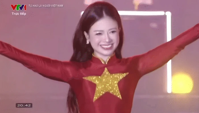 Khoảnh khắc Chào cờ của Chị Đẹp giảng viên khiến hàng chục nghìn người thổn thức: Nhan sắc 10 điểm không có nhưng! - Hình 2