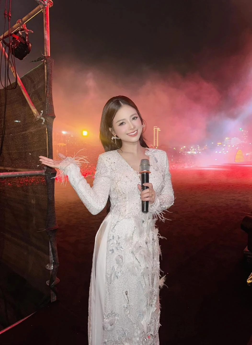 Khoảnh khắc Chào cờ của Chị Đẹp giảng viên khiến hàng chục nghìn người thổn thức: Nhan sắc 10 điểm không có nhưng! - Hình 7