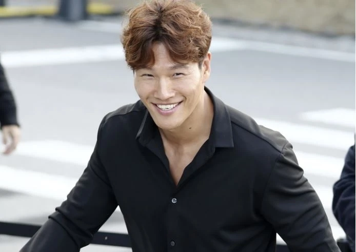 Kim Jong Kook sắp cưới vợ, hé lộ danh tính bà xã, netizen gọi tên Song Ji Hyo? - Hình 2
