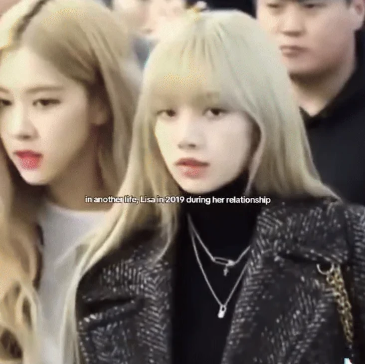 Lisa (BLACKPINK) gục ngã sau chia tay, Jennie bất lực ôm an ủi lộ clip đau khổ - Hình 2
