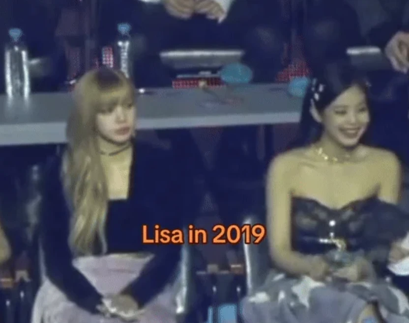 Lisa (BLACKPINK) gục ngã sau chia tay, Jennie bất lực ôm an ủi lộ clip đau khổ - Hình 4