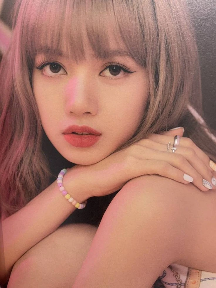 Lisa (BLACKPINK) gục ngã sau chia tay, Jennie bất lực ôm an ủi lộ clip đau khổ - Hình 8