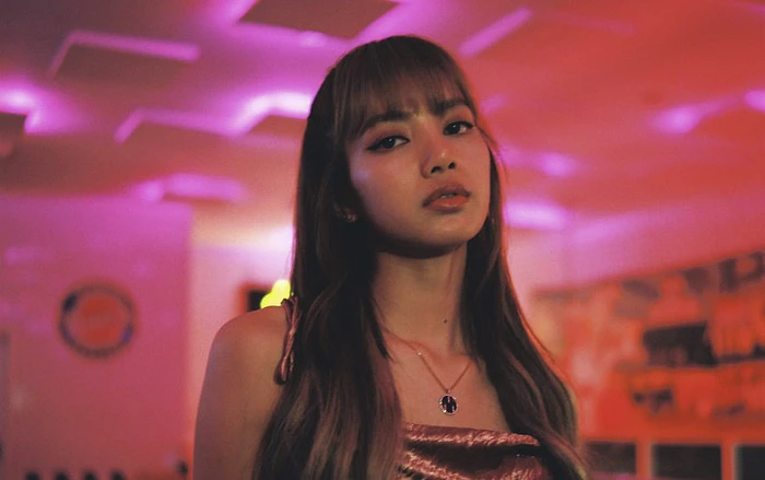 Lisa (BLACKPINK) gục ngã sau chia tay, Jennie bất lực ôm an ủi lộ clip đau khổ - Hình 9