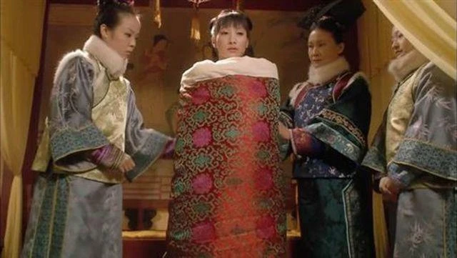 Vì sao phi tần được hoàng đế thị tẩm quấn chăn kín mít, thái giám bế vào phòng - Hình 7