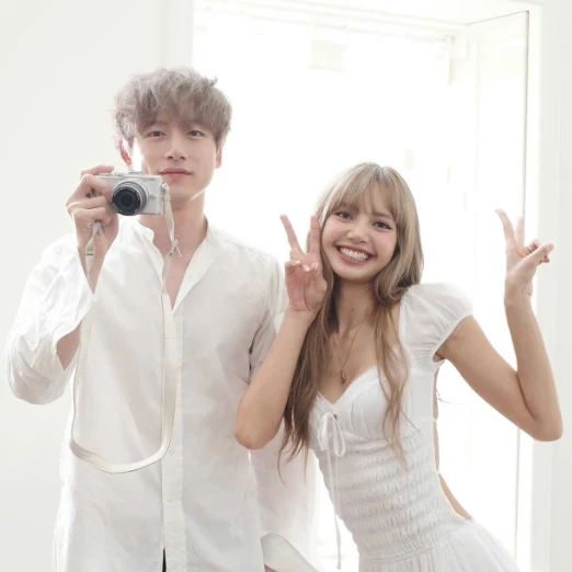 Lisa bị fan Nhật chê nặng, vung tiền tỷ để tình tứ với đàn ông, bị nói mất giá - Hình 2
