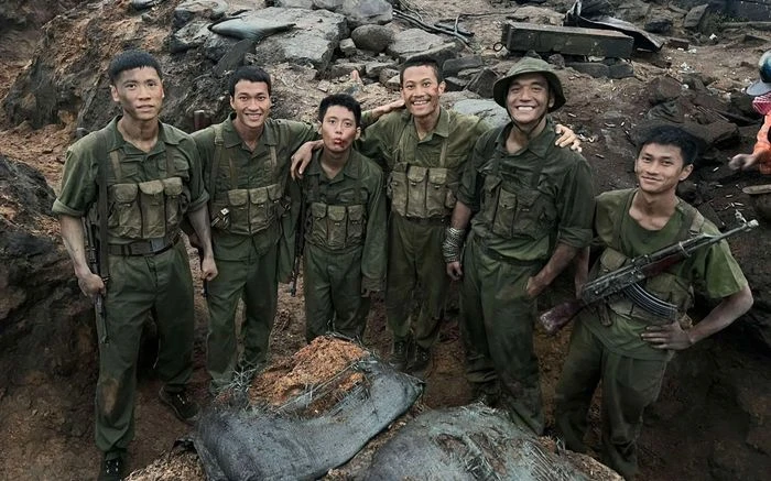 Mưa đỏ hé lộ ca khúc nhạc phim, đạo diễn nói 1 câu về Nguyễn Văn Chung, fan sốc! - Hình 1